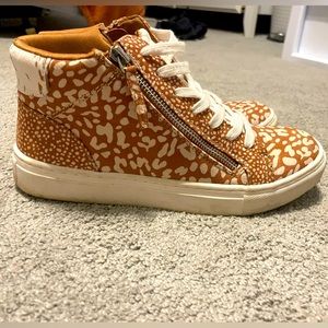 Universal thread women’s sneakers